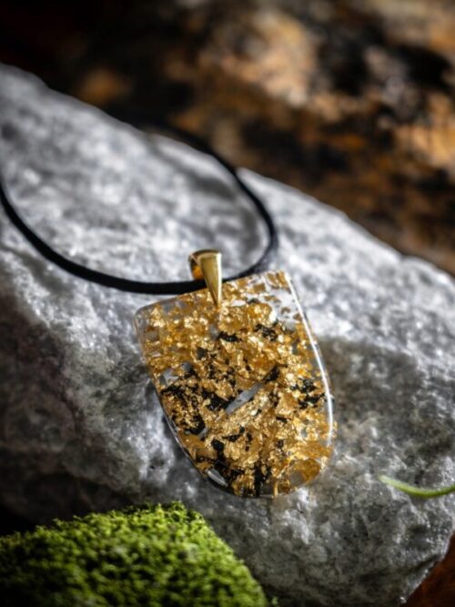Naszyjnik z czarnego dębu 7500 lat ze złotym akcentem handmade Zilvano
