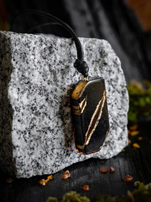 Naszyjnik zawieszka z czarnego dębu i złotym wykończeniem handmade Zilvano