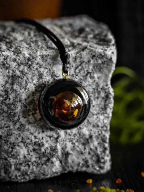 Naszyjnik z czarnego dębu 7500 lat z bałtyckim bursztynem handmade Zilvano