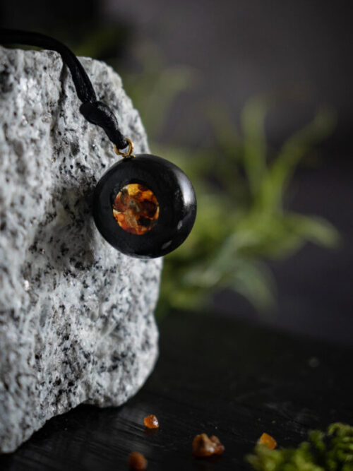 Naszyjnik z czarnego dębu 7500 lat z bałtyckim bursztynem handmade Zilvano