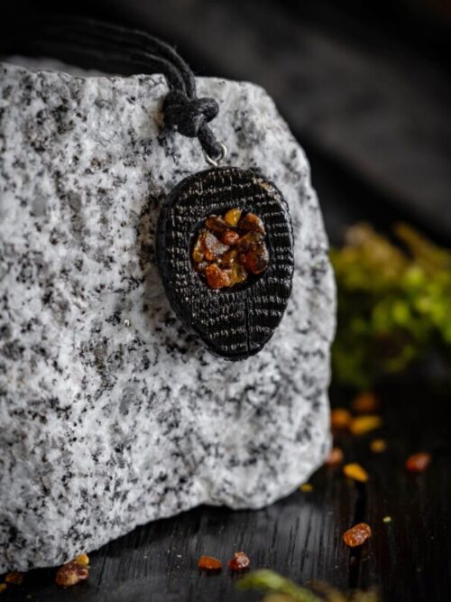 Naszyjnik z czarnego dębu z bałtyckim bursztynem zawieszka handmade Zilvano