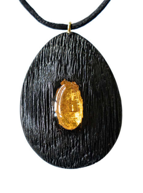 Pendentif en chêne noir ancien et résine – goutte, 45x35x7 mm – accent miel sur bois texturé – ZILVANO