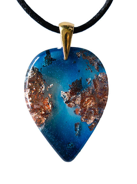Anhänger aus Harz – Tropfen, 37x26x6 mm – Kosmischer Glanz – ZILVANO