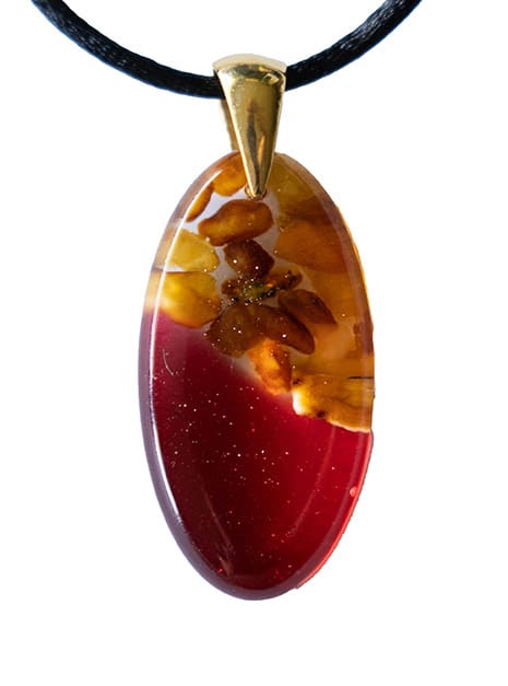 Anhänger aus Baltischer Bernstein und Harz – Tropfen, 39x16x6 mm – Bernstein Geschichten – ZILVANO