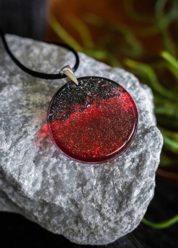 Wisiorek Okrąg Czarny Dąb 7500 lat Silver Dust Red ZILVANO — 3