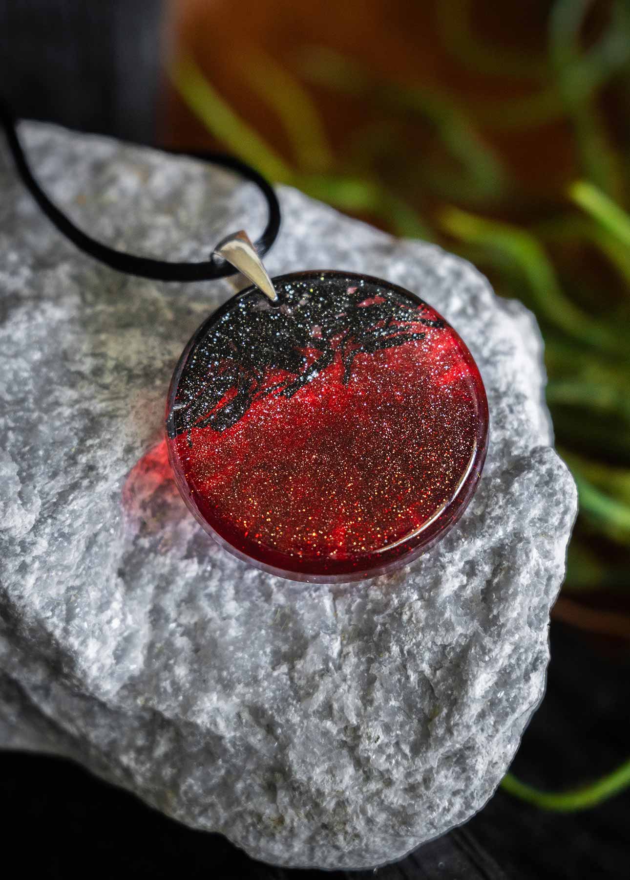 Wisiorek Okrąg Czarny Dąb 7500 lat Silver Dust Red ZILVANO — 3