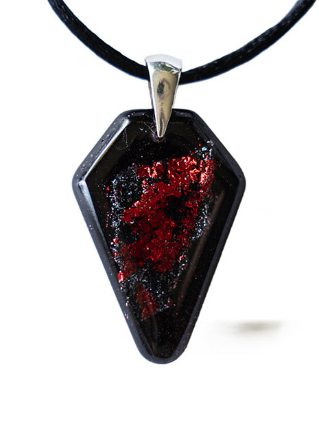 Anhänger aus Mooreiche und Harz – Schild, 39x24x6 mm – Stille Tiefe – ZILVANO