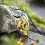 Naszyjnik z czarnego dębu kopalnego ze złocistymi płatkami, kropla 37 mm – Pradawna Kronika – ZILVANO – zdjęcie 6