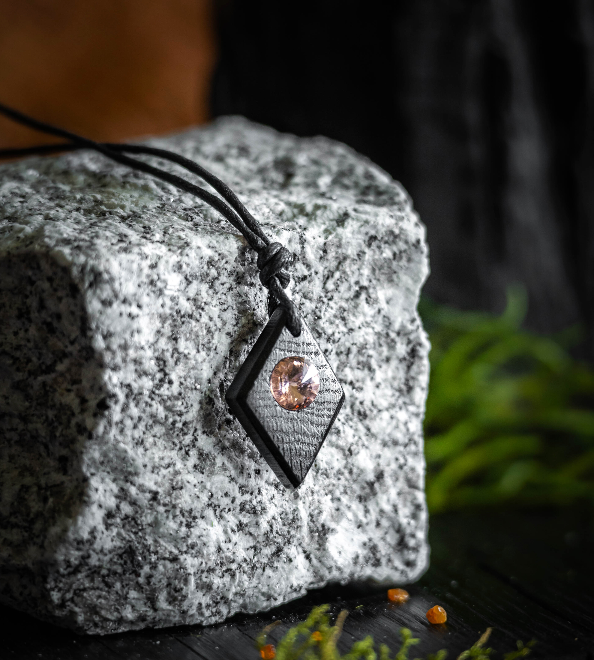 Wisiorek Trapez Czarny Dąb Swarovski ZILVANO — 2
