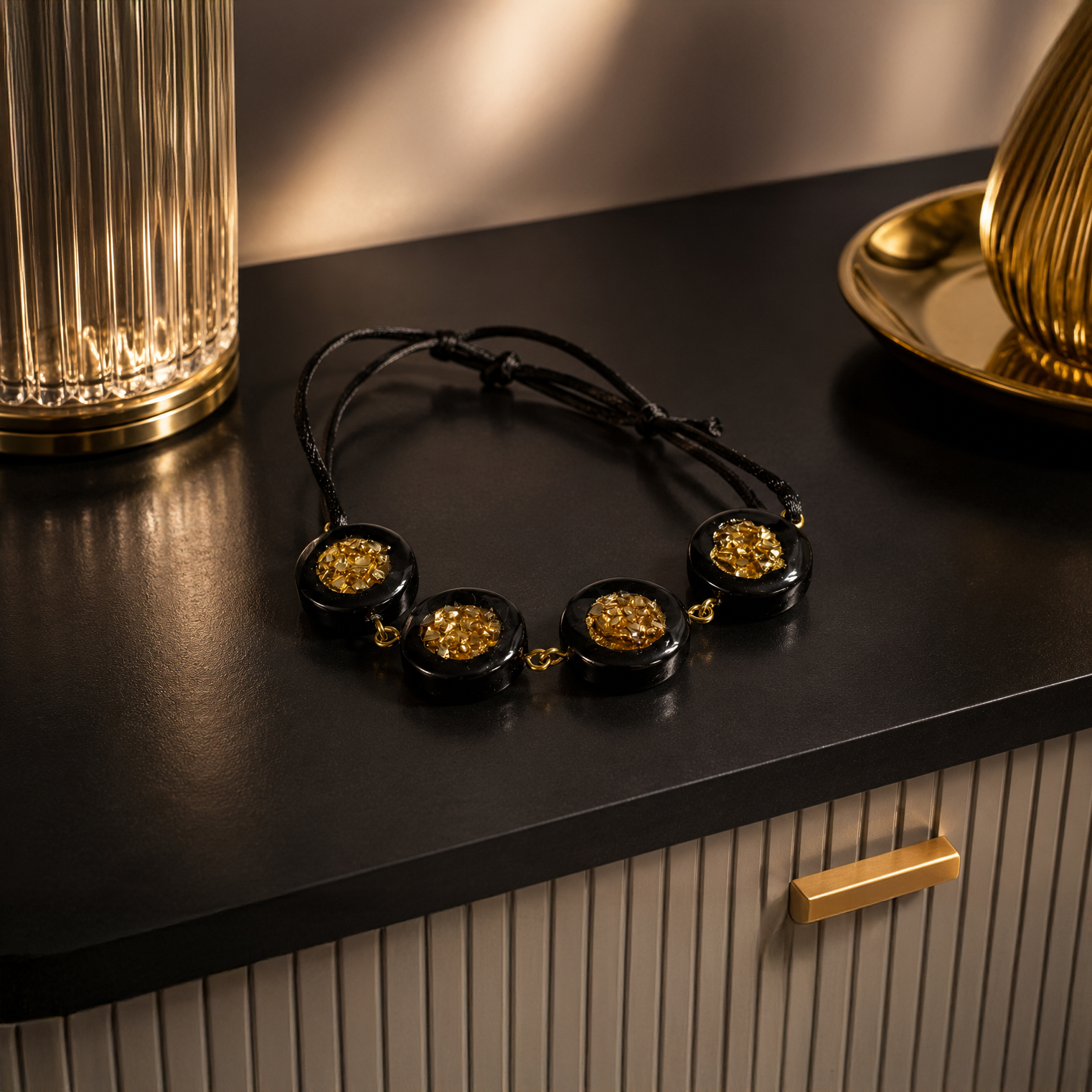 Bracelet en chêne des marais et résine à paillettes dorées – quatre inclusions, cordon réglable – porté au quotidien