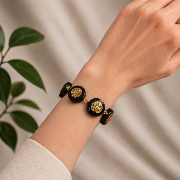 Bracelet en chêne des marais et résine à paillettes dorées – quatre inclusions, cordon réglable – ZILVANO