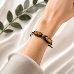 795-03.jpg Bracelet en chêne des marais et résine – deux éléments ovales, cordon réglable – ZILVANO