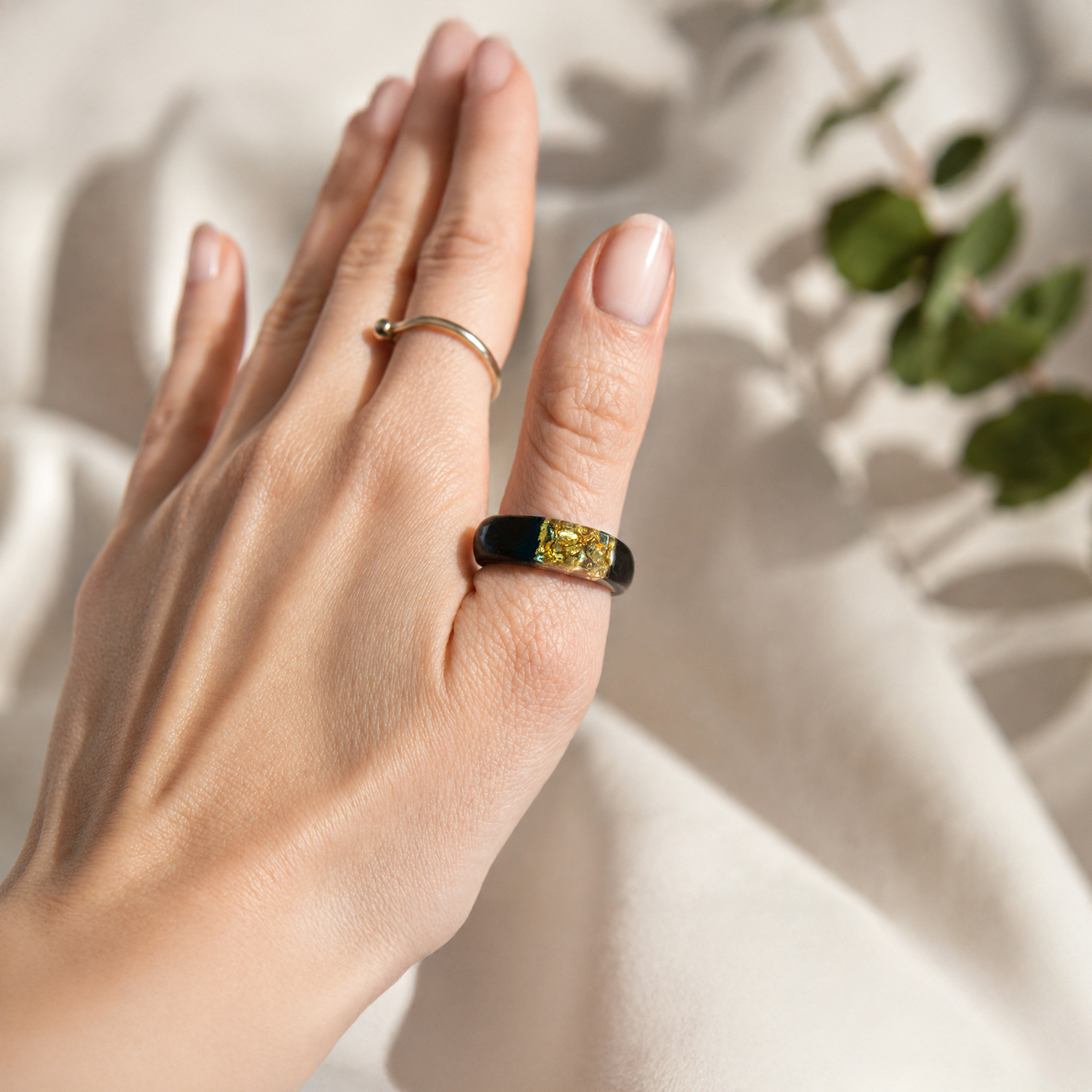 Bague en chêne des marais – larges paillettes dorées – porté au quotidien