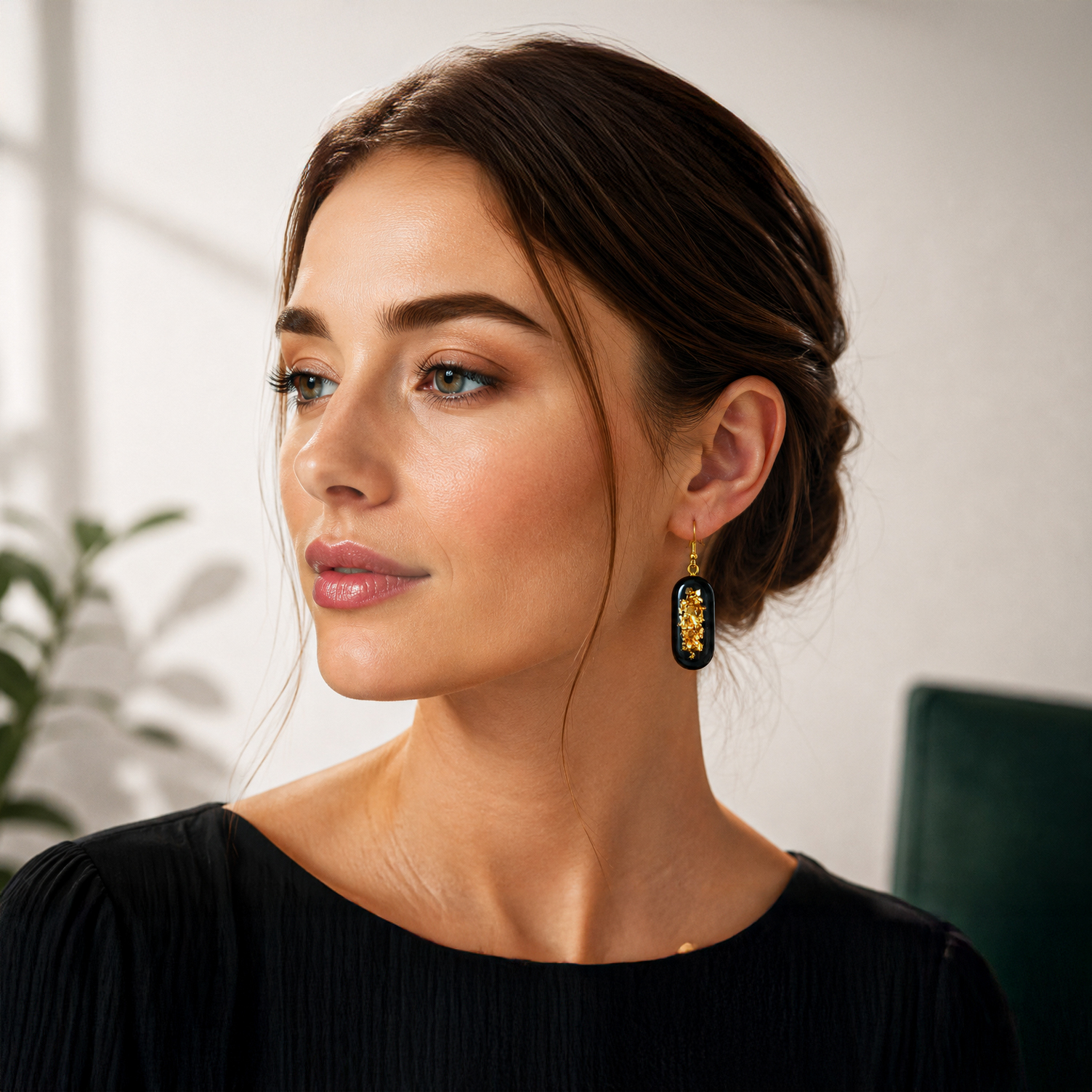 Boucles d’oreilles en chêne des marais et résine à paillettes dorées, ovale 32 mm – porté au quotidien