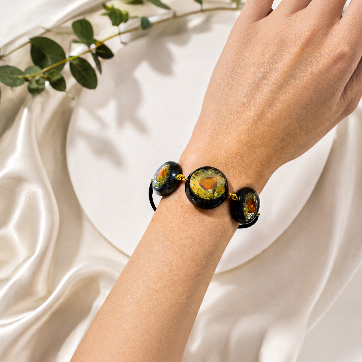 Bracelet en ambre de la Baltique et chêne des marais – inclusions claires, cordon réglable – porté au quotidien