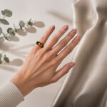 817-03.jpg Ring with Baltic amber and bog oak – large cognac amber – ZILVANO