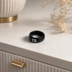 818-02.jpg Ring aus Mooreiche mit Kristallen – sechs Kristalle – ZILVANO