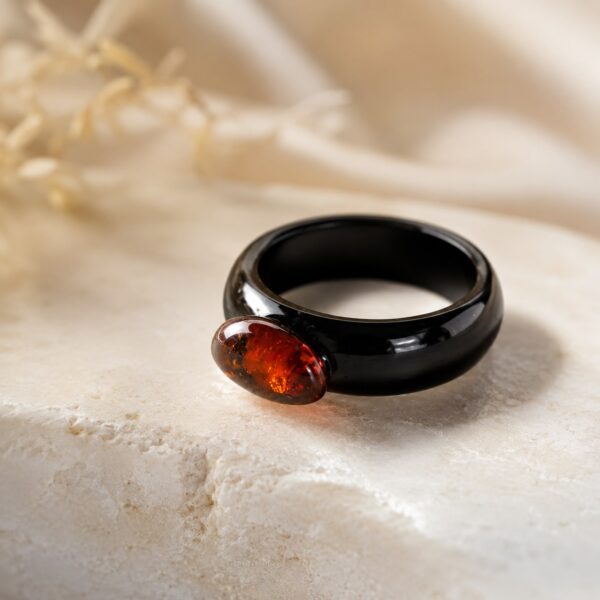 Bague en ambre de la Baltique et chêne des marais – ambre brun-rouge – ZILVANO