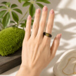 821-03.jpg Bague en chêne des marais et résine – paillettes dorées dans l’anneau – ZILVANO