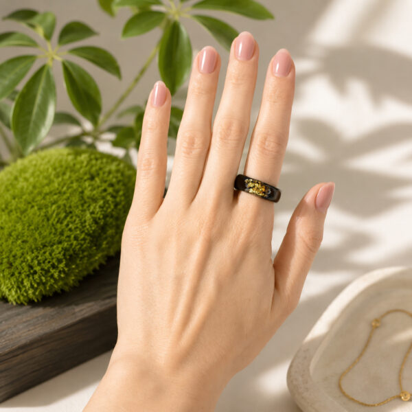 Bague en chêne des marais et résine – paillettes dorées dans l’anneau – ZILVANO