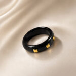 822-05.jpg Bague en chêne des marais et résine – points dorés – ZILVANO
