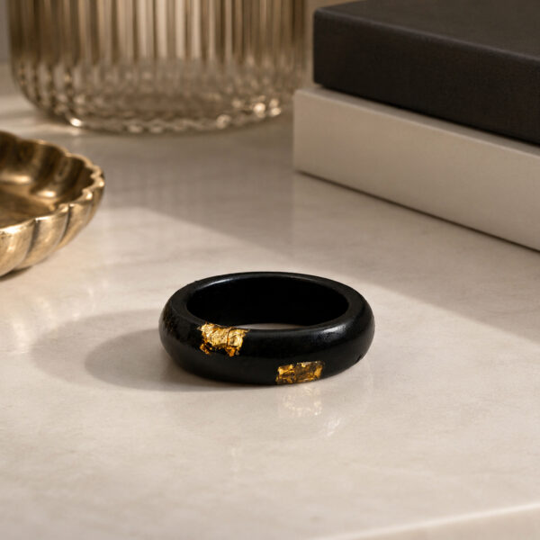 Bague en chêne des marais et résine – paillettes dorées éparses – ZILVANO