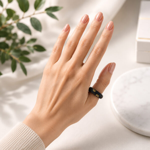 Bague en chêne des marais et résine – paillettes dorées éparses – ZILVANO