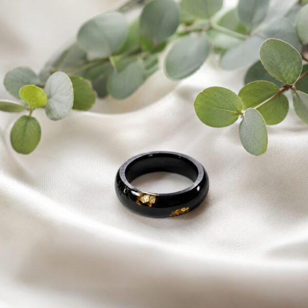 Bague en chêne des marais et résine – paillettes dorées éparses – ZILVANO
