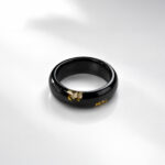 823-05.jpg Bague en chêne des marais et résine – paillettes dorées éparses – ZILVANO