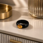 824-02.jpg Bague en chêne des marais et résine – large fenêtre dorée – ZILVANO