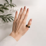 824-03.jpg Bague en chêne des marais et résine – large fenêtre dorée – ZILVANO