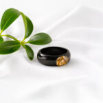 824-04.jpg Bague en chêne des marais et résine – large fenêtre dorée – ZILVANO