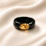 824-05.jpg Bague en chêne des marais et résine – large fenêtre dorée – ZILVANO