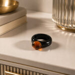 Bague en ambre de la Baltique et chêne des marais – ambre cognac rond – ZILVANO