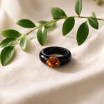 Bague en ambre de la Baltique et chêne des marais – ambre cognac rond – ZILVANO