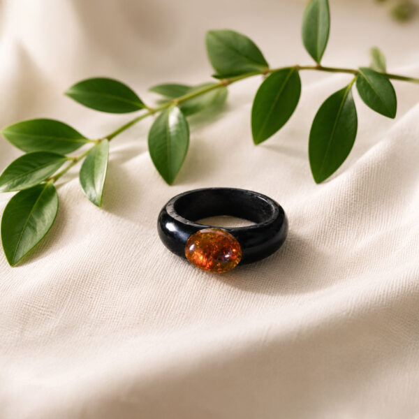 Bague en ambre de la Baltique et chêne des marais – ambre cognac rond – ZILVANO