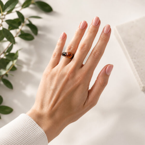 Bague en ambre de la Baltique et chêne des marais – ambre cognac rond – ZILVANO
