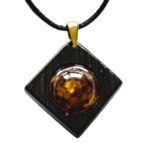 zilvano-13570-hero-biale-tlo Naszyjnik z bursztynem bałtyckim i czarnym dębem kopalnym w przejrzystej żywicy, romb 40 mm – ZILVANO