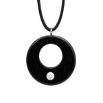 zilvano-3990-hero-biale-tlo Naszyjnik z czarnego dębu kopalnego z kryształem, koło 40 mm – ZILVANO