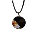 zilvano-4058-hero-biale-tlo Naszyjnik z bursztynem bałtyckim i czarnym dębem kopalnym, grafitowa żywica, koło 40 mm – Grafitowy Halo Disc – ZILVANO
