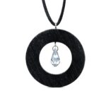 zilvano-9017-hero-biale-tlo Naszyjnik z czarnego dębu kopalnego z kryształem, koło 45 mm – Crystal Noir – ZILVANO