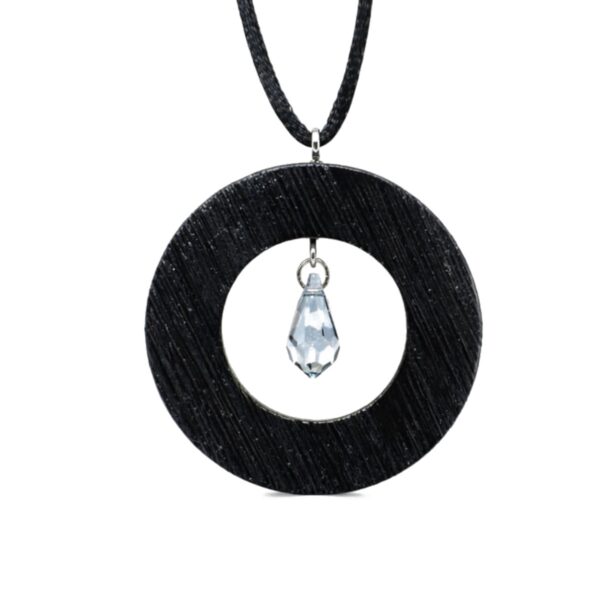 zilvano-9017-hero-biale-tlo Naszyjnik z czarnego dębu kopalnego z kryształem, koło 45 mm – Crystal Noir – ZILVANO